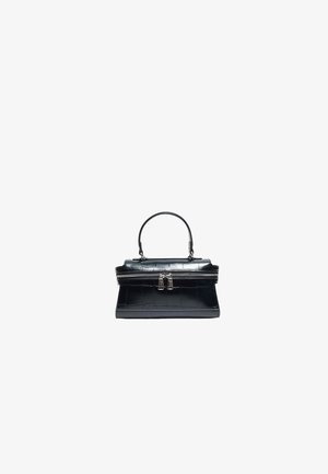 Sac à main en cuir noir avec une poignée supérieure, une texture crocodile et une fermeture double à glissière au centre.