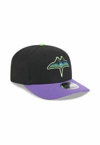 Schwarze Kappe mit einem lila Schirm, ausgestattet mit einem grünen und blauen grafischen Logo. Sie hat ein strukturiertes Design und einen Knopf oben.