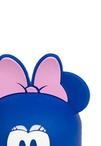 Accessoire en silicone bleu représentant un personnage avec des oreilles et un nœud roses. Les détails notables incluent un visage de dessin animé avec de grands yeux et une bouche souriante.
