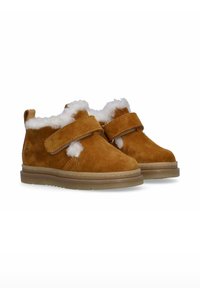 Tan suède laarzen met een witte nepbont voering, klittenbandsluiting, ronde neus en een beige rubberen zool. Zacht materiaal en een casual ontwerp.