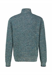 Gestrickter Pullover in Blau- und Grautönen, mit hohem Kragen und gerippten Bündchen, durchgehend mit einem strukturierten Muster.