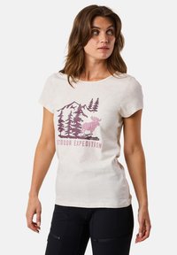 Lichtbeige T-shirt met een grafisch ontwerp van bergen, bomen en een eland in roze tinten, ronde halslijn en korte mouwen.