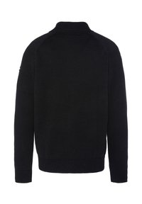 Svart stickad tröja med hög krage, ribbade mudd och fåll. Har raglanärmar och en slät yta utan synliga mönster eller detaljer.