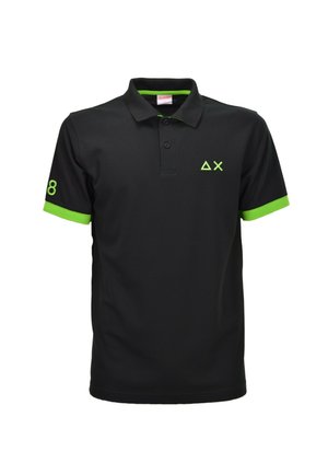 Polo nera con bordo del colletto e polsini delle maniche verde neon, con logo geometrico verde sul petto e numero 8 sulla manica destra.
