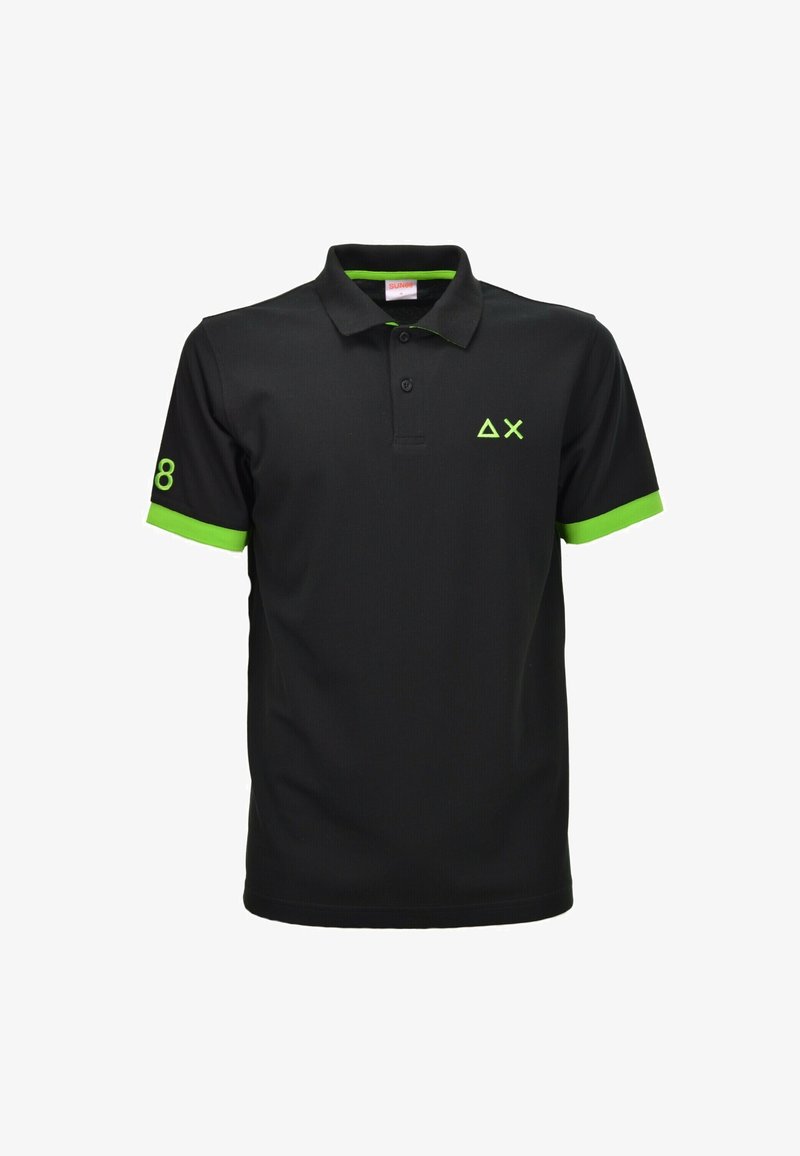 Camiseta polo negra con forro de cuello y puños de manga en verde neón, con logo geométrico verde en el pecho y número 8 en la manga derecha.