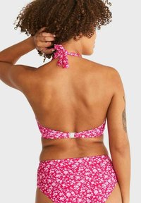 Rosa blommig bikini-set med halterneck-topp som har en rosettknut bak och matchande högmidjade underdelar. Slät tygtextur.