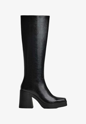 Črne škornje do kolen, izdelane iz teksturiranega sintetičnega materiala, z ovalnim nosom, debelim visokim peto in gladko, sijočo površino.