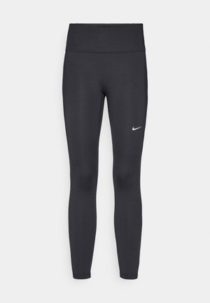 Sorte leggings laget av elastisk stoff, med høy livlinje og en hvit Nike-logo på venstre lår. Glatt tekstur, kroppsnær passform.