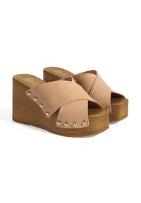 Roze suède platform slippers met gekruiste banden en gouden studs aan de buitenranden. Houten wiggenhak. Gladde binnenkant.