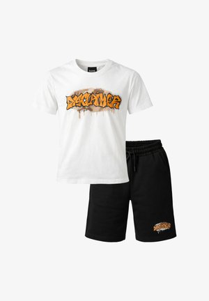 Maglietta bianca a maniche corte con stampa graffiti arancione "DISCLAIMER" e pantaloncini neri con elastico in vita e piccolo logo abbinato sulla gamba sinistra.