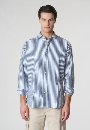 Camicia da uomo a maniche lunghe con strisce verticali blu e bianche, colletto button-down, bottoni frontali e un piccolo logo sul petto.