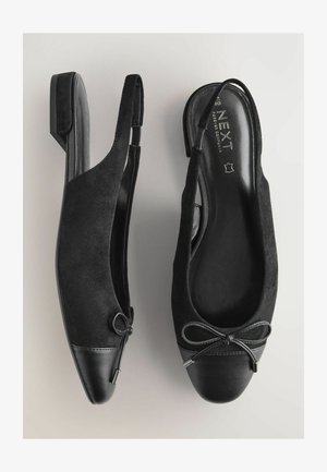 Schwarze Slingback-Schuhe mit Obermaterial aus Wildleder, spitzer Zehenpartie, Lederkappe und dekorativer Schleifendetail. Niedriger Absatz und glatte Innenausstattung.