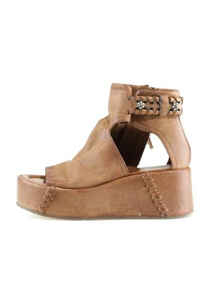 Bruine leren plateauzandalen met uitgesneden zijkanten, enkelbandje met decoratieve metalen accenten en stikdetails op de sleehakzool.