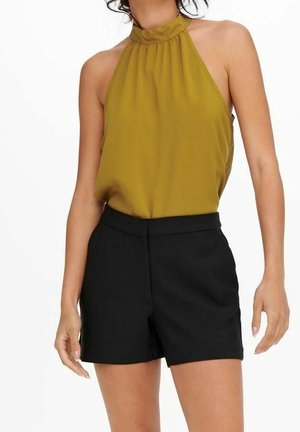 Oliwkowa zielona bluzka na szyję z marszczonym dekoltem, zestawiona z czarnymi, dopasowanymi szortami. Gładka tkanina, przylegający fason i krótka długość.