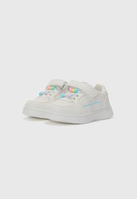 Baskets blanches pour enfants avec des bordures bleues, décorées de perles pastel sur les lacets et de bandes Velcro, présentées sur un fond uni.
