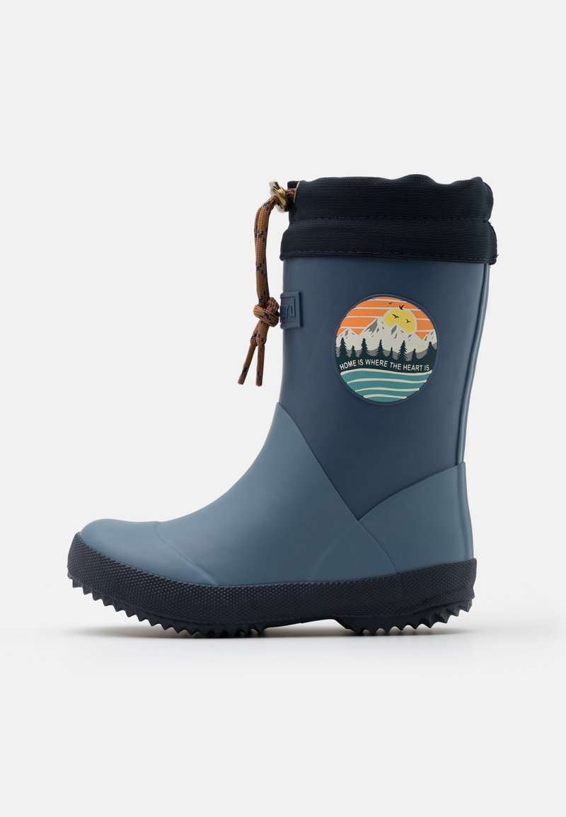 Bottines en caoutchouc marine avec semelle noire, à grip texturé et col à cordon. Présente un graphisme circulaire avec des montagnes et du texte.