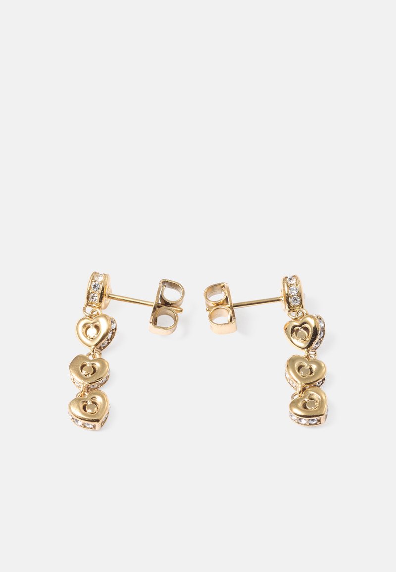 Brincos de ouro com três encantos em forma de coração com designs recortados, realçados por pequenas pedras brilhantes e um fecho de pino seguro.