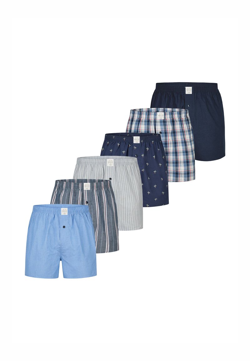 Zes paar herenboxershorts in verschillende kleuren en patronen: blauw gestreept, grijs gestreept, navy met palmprint, ruitpatroon, effen navy en lichtblauw.