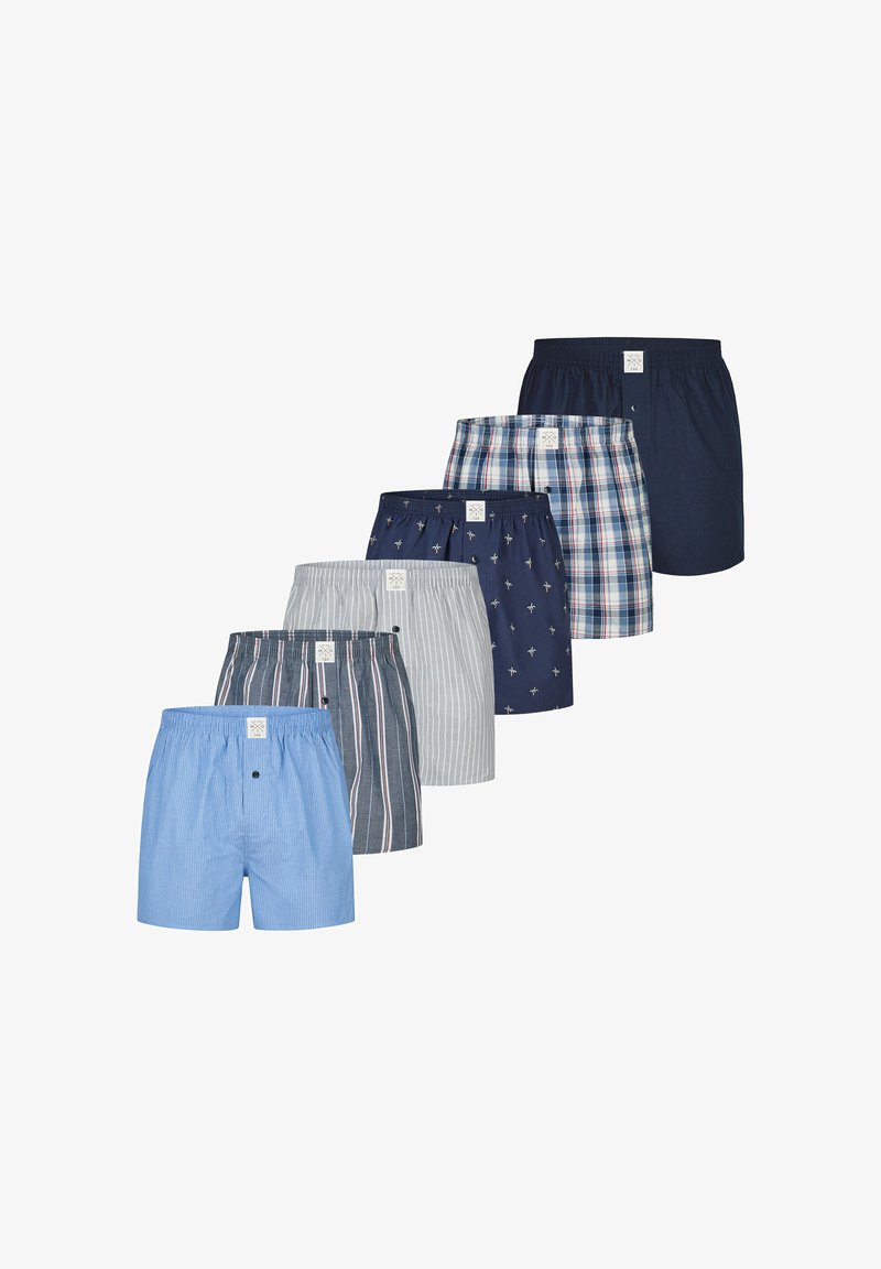 Zes paar herenboxershorts in verschillende kleuren en patronen: blauw gestreept, grijs gestreept, navy met palmprint, ruitpatroon, effen navy en lichtblauw.