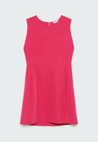 Robe rose vif sans manches, longueur genou, avec encolure ronde et fermeture éclair au dos, présentée sur un fond uni.