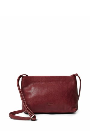 Bordová kožená ľadvinka s hladkou textúrou, obdĺžnikovým tvarom, nastaviteľným popruhom a jemným vyrazeným logom na prednej strane.