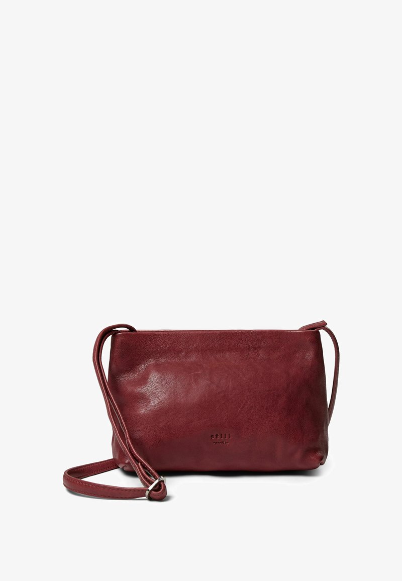 Sac bandoulière en cuir bordeaux avec une texture lisse, une forme rectangulaire, une sangle ajustable et un logo discrètement embossé sur le devant.