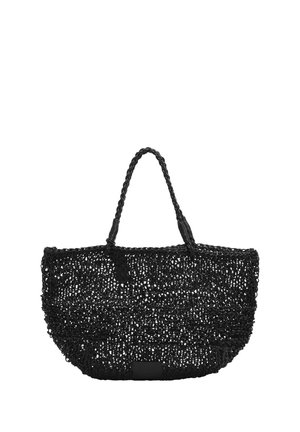 Czarna pleciona torba typu tote o otwartej strukturze z plecionymi uchwytami i prostokątną naszywką na dolnym środku na białym tle.