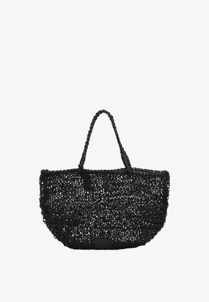 Bolsa tote negra tejida con trama abierta, con asas trenzadas y un parche rectangular en la parte inferior central sobre un fondo blanco.