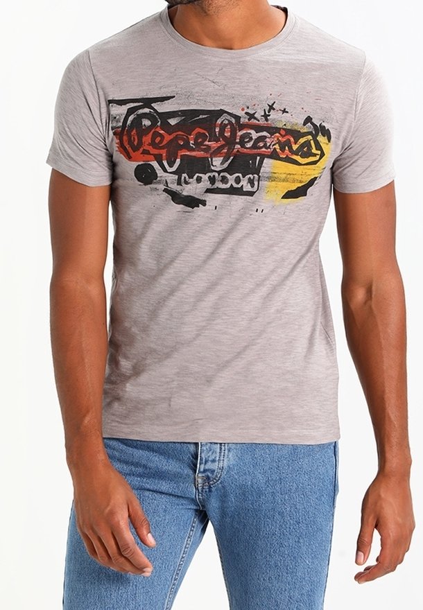 Graues kurzärmliges T-Shirt mit einem grafischen Aufdruck, der "Pepe Jeans", abstrakte schwarze und rote Designs sowie gelbe Akzente zeigt. Material aus Baumwolle.