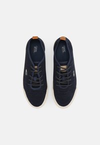 Marineblaue Mesh-Sneaker mit runden Schnürsenkeln, hellbraunen Lederelementen und einer leichten Gummisohle. Strukturiertes Obermaterial sorgt für Atmungsaktivität.