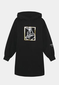 Černé šaty s dlouhým rukávem a kapucí, na přední straně s lesklým zlatým rámem grafiky obličeje Bugs Bunnyho a s bílým textem na pravém rukávu.