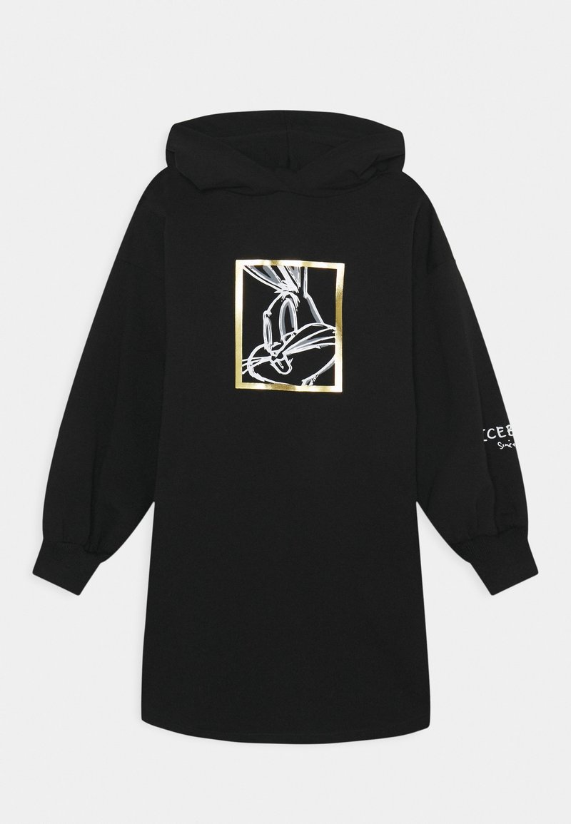 Černé šaty s dlouhým rukávem a kapucí, na přední straně s lesklým zlatým rámem grafiky obličeje Bugs Bunnyho a s bílým textem na pravém rukávu.