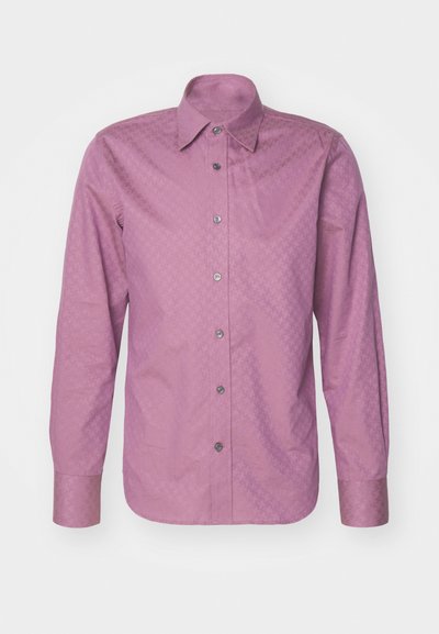 Ilgų rankovių marškiniai iš vientiso šviesiai rožinio audinio su subtiliu geometriniu raštu, su mygtukų apykakle ir metaliniais mygtukais.