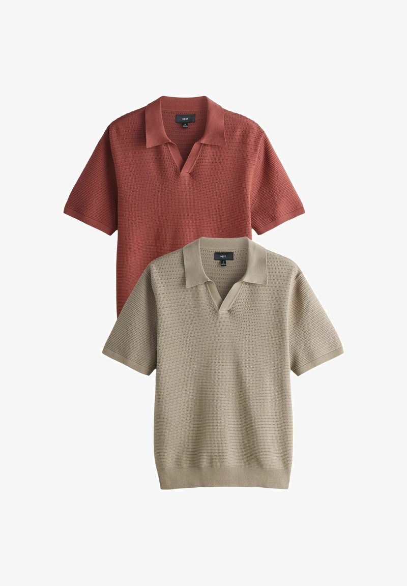 Due polo a maglia a maniche corte, una color ruggine e una beige, entrambe con motivi orizzontali testurizzati e colli aperti.