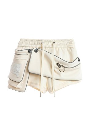 Pantalones cortos color crema con cintura elástica, cordón ajustable y dos grandes bolsillos con cremallera, adornados con detalles metálicos plateados.