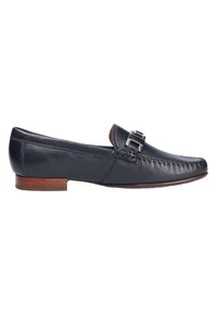 Donkerblauwe leren instappers met een slip-on ontwerp, voorzien van decoratieve gesp detail, textuur stiksel en een bruine zool.