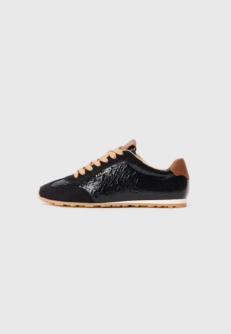 Czarne sneakersy wykonane z lakierowanej skóry i zamszu, z teksturowaną powierzchnią, beżowymi sznurówkami i brązowym skórzanym akcentem na pięcie. Gumowa podeszwa.