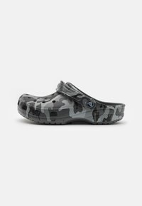 Sabot en camouflage gris en matériau imperméable. Doté de trous de ventilation, d'une sangle arrière et d'une semelle texturée pour une meilleure adhérence.