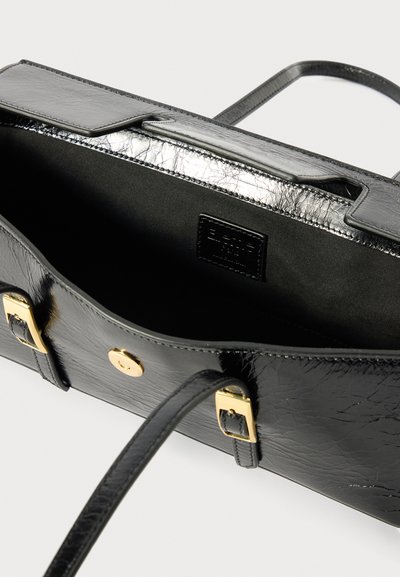 Schwarze Lederhandtasche mit strukturierten Oberflächen, metallischen Akzenten, einem Klappenverschluss und einem Innenfutter mit glänzender Optik.