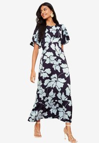 Abito maxi floreale in blu navy scuro con grandi motivi di fiori azzurri, maniche svolazzanti corte e orlo arricciato. Realizzato in tessuto leggero.