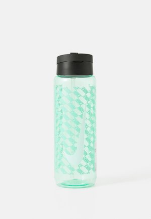 Transparante groene Nike waterfles met zwart flip-top deksel en herhalend Nike-logo patroon op het lichaam.