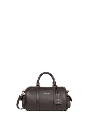 Sac besace en cuir marron foncé avec doubles poignées, poches latérales, bandoulière amovible et détails du logo doré au centre et sur l’étiquette.