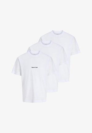 Tre magliette girocollo bianche semplici, una con un piccolo testo nero "Originals Classic" sul petto, mostrate sovrapposte su sfondo bianco.