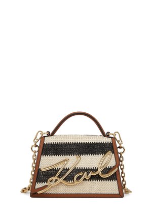 Kleine trapezförmige Handtasche mit schwarzen und beigen horizontalen Streifen, braunen Lederkanten, goldenem Kettenriemen und goldenem Schriftzug "Karl" auf der Vorderseite.