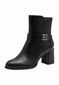 Bottine en cuir noir avec un design à bout carré, un talon chunky haut et une sangle décorative avec un emblème doré.