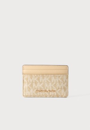 Porte-cartes beige et marron clair Michael Kors avec motif texturé et logo doré centré à l'avant, comportant trois emplacements pour cartes en haut.