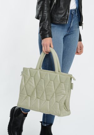 Quilted lysegrøn læderhåndtaske med dobbelte hanke, rektangulær form, lynlåslukning, geometrisk mønster og glat tekstur.