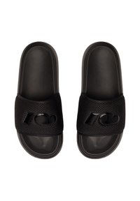 Czarne klapki wykonane z teksturowanej tkaniny z gładką gumową podeszwą, z błyszczącym czarnym akcentem i wyciętym wzorem na pasku.