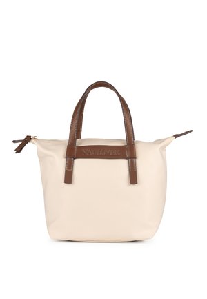 Mäkká béžová taška s hnedými koženými rúčkami a detailmi. Hladká textúra, zapínanie na zips a vyrazené logo na popruhu. Kompaktný, štruktúrovaný tvar.