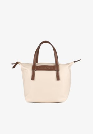 Miękka beżowa torba z brązowymi skórzanymi uchwytami i detalami. Gładka faktura, zapięcie na zamek i tłoczone logo na pasku. Kompaktowy, uporządkowany kształt.